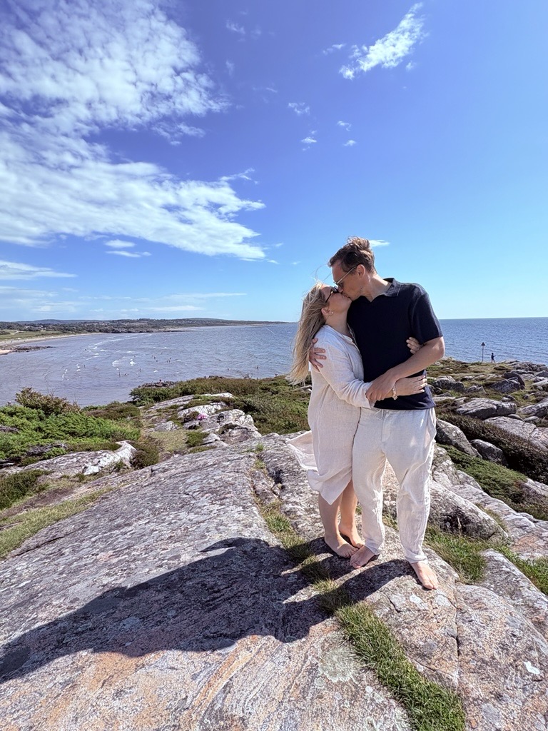 Nyförlovade på klipporna i Falkenberg, 10 juli 2025.